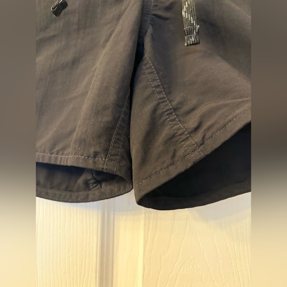 Patagonia women’s wavefarer black board shorts size 8 tie front - Picture 5 of 12